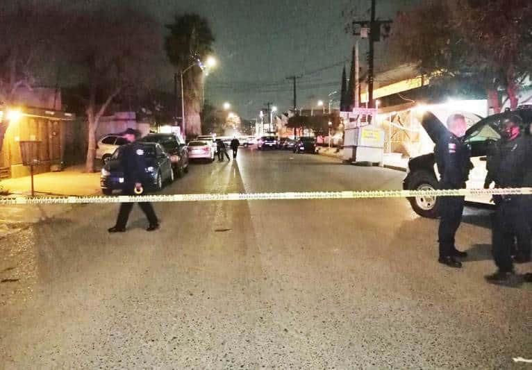 Estaciona su auto y sicarios lo matan