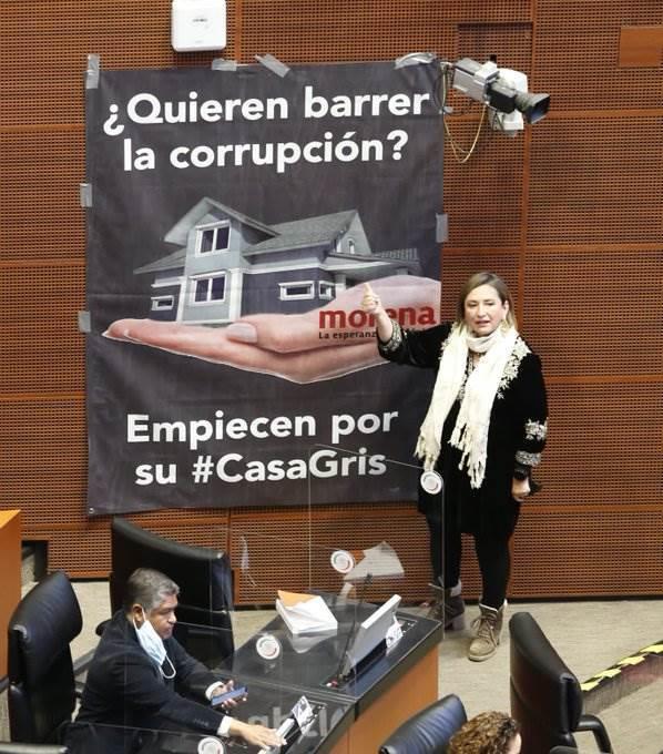 Con mantas senadores de PAN y Morena se enfrentan