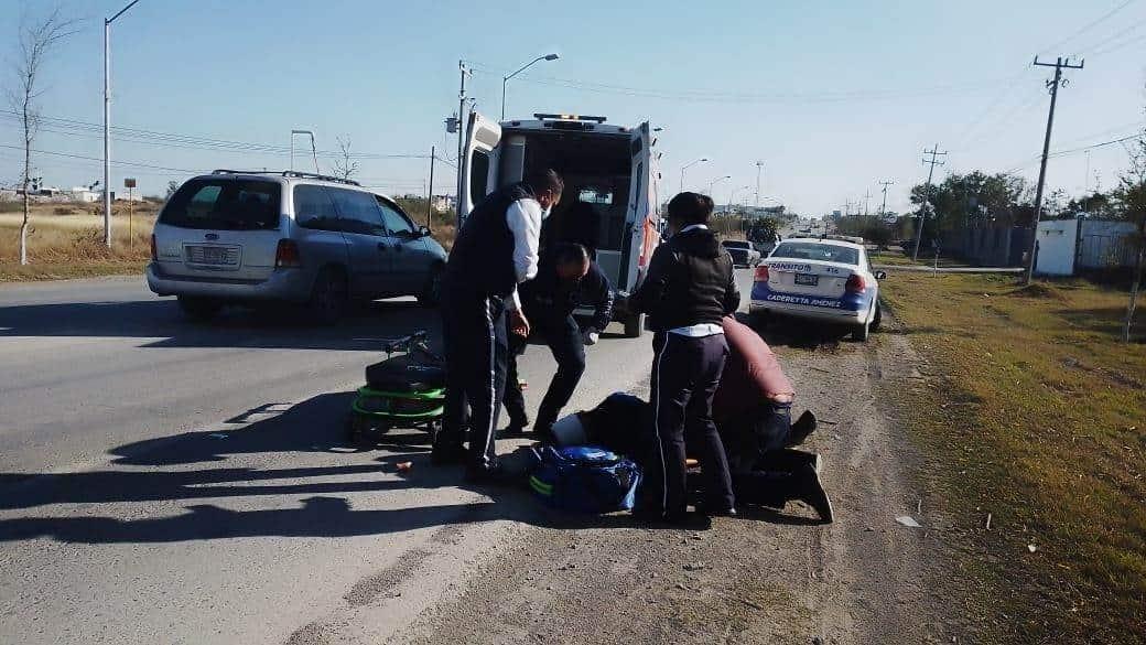 Arrolla con su moto a perro y derrapa