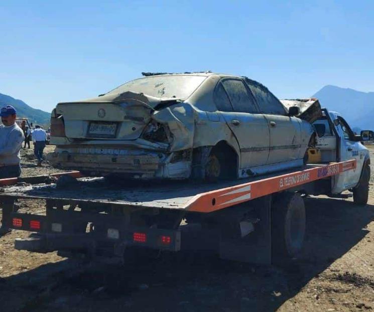 Limpian presa La Boca; sacan auto abandonado