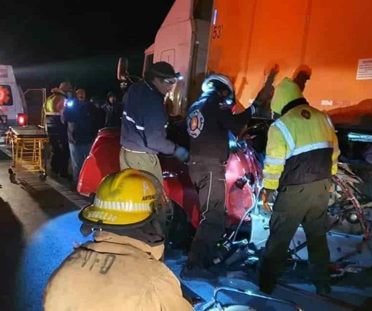 Deja choque un muerto y 4 lesionados