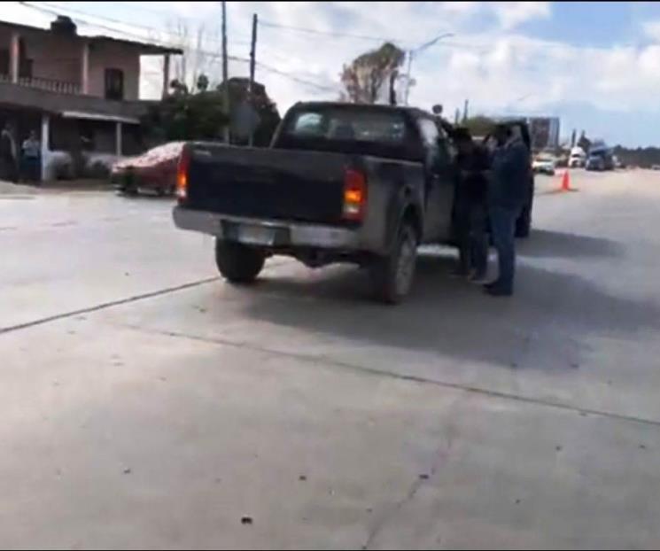 Choca por alcance contra camioneta