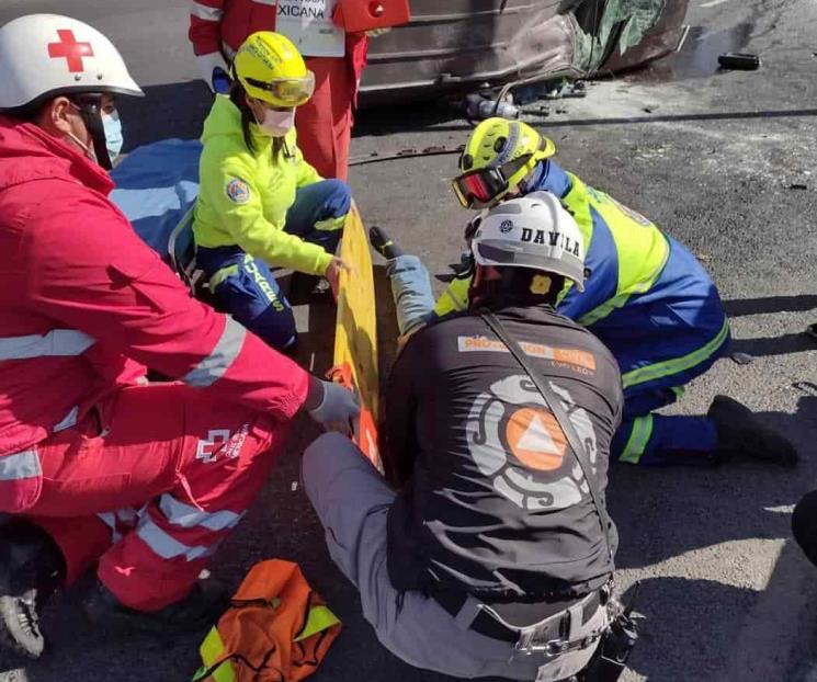 Vuelca camioneta y familia resulta lesionada