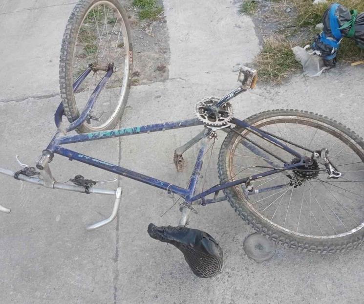 Impacta bici en camioneta y sale herido