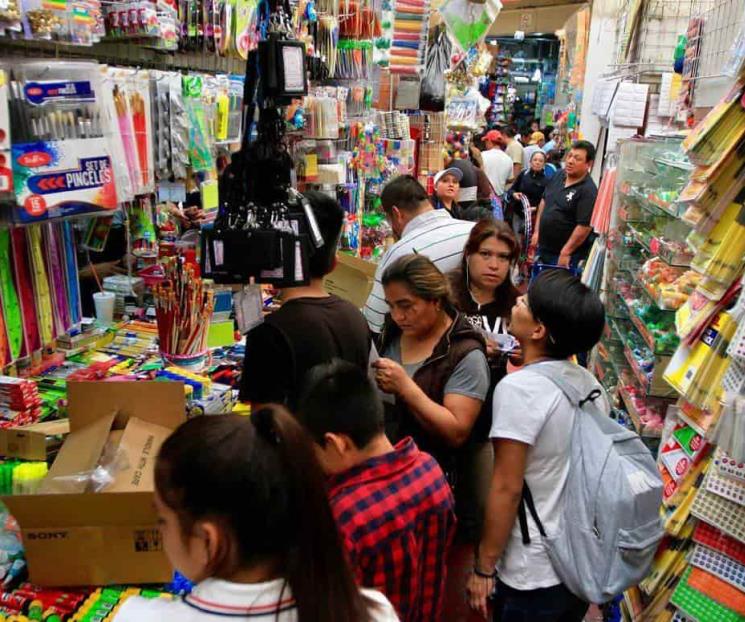 Acuden a comprar de último momento últiles escolares