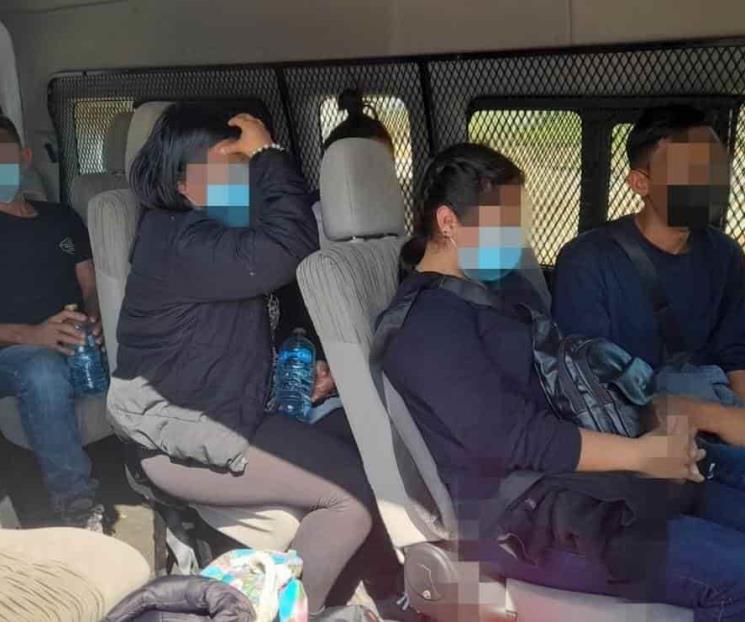 Llevaba funcionario migrantes en su auto Llevaba funcionario migrantes en su auto