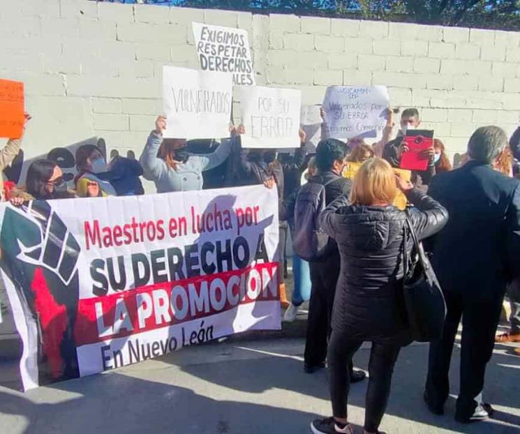 Protestan maestros ante gobernador Protestan maestros ante gobernador