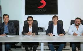 Ya sin Belinda y amparado, Nodal firma con nueva disquera Ya sin Belinda y amparado, Nodal firma con nueva disquera