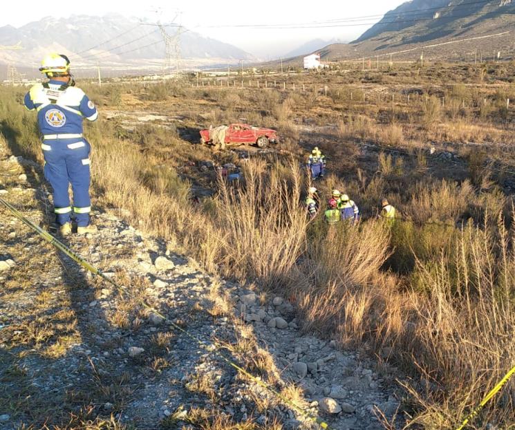 Mueren dos tras volcar camioneta