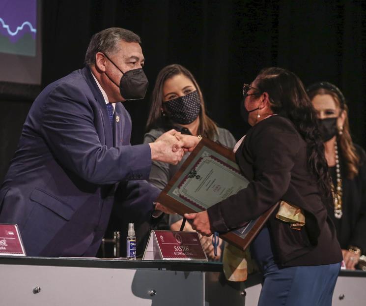 Distingue UANL a creadoras con Medalla al Mérito Artístico Distingue UANL a creadoras con Medalla al Mérito Artístico