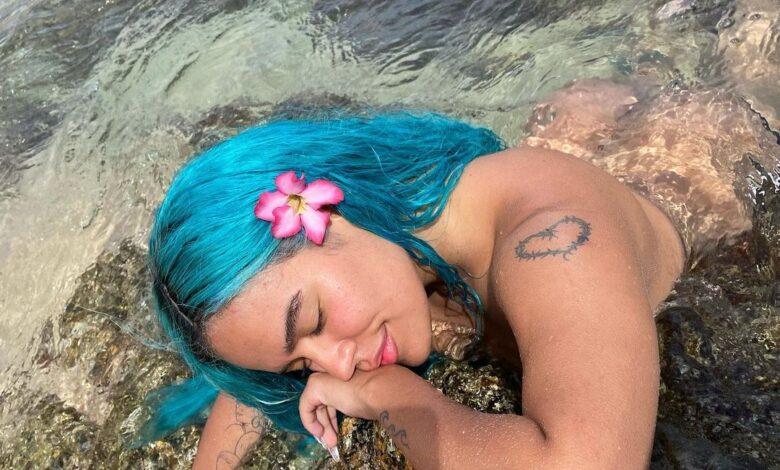 Karol G deslumbra a sus fans con fotos desnuda bajo el agua Karol G deslumbra a sus fans con fotos desnuda bajo el agua