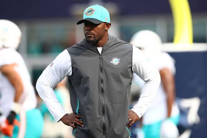 Vuelve Brian Flores a la NFL, ahora en Steelers