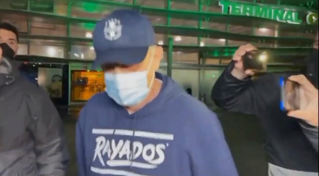 En silencio Aguirre en su llegada a Monterrey