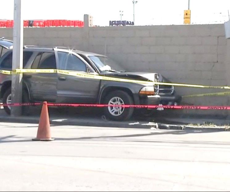Muere al estrellar camioneta en barda Muere al estrellar camioneta en barda