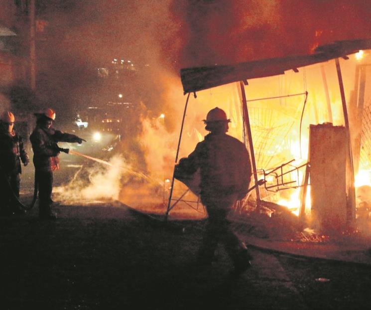 Queman grupo armado mercado en Acapulco