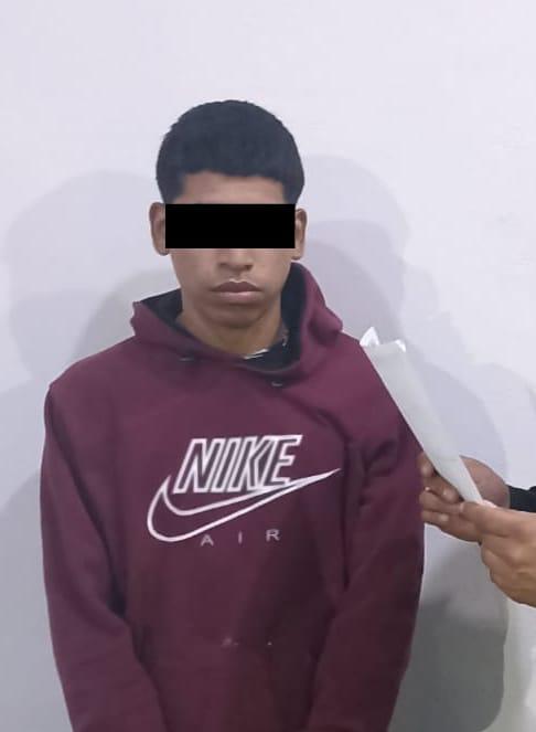 Los dos jóvenes que portaban diversos envoltorios con droga