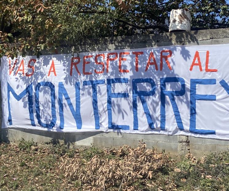 Siguen las mantas y pancartas en contra de Rayados
