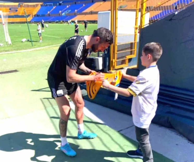Consiente Gignac y referentes de Tigres a niño Iker Consiente Gignac y referentes de Tigres a niño Iker