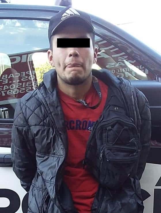 Le encontrara una bolsita que contenía sustancia sólida cristalina con características de cristal, además de un arma blanca.