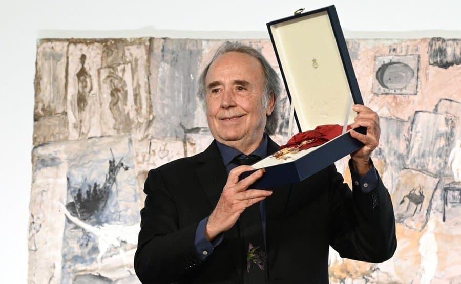 Condecoran a Joan Manuel Serrat