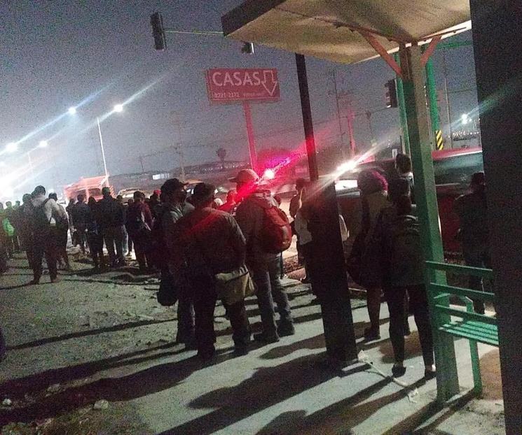 Deja grave camión a peatón