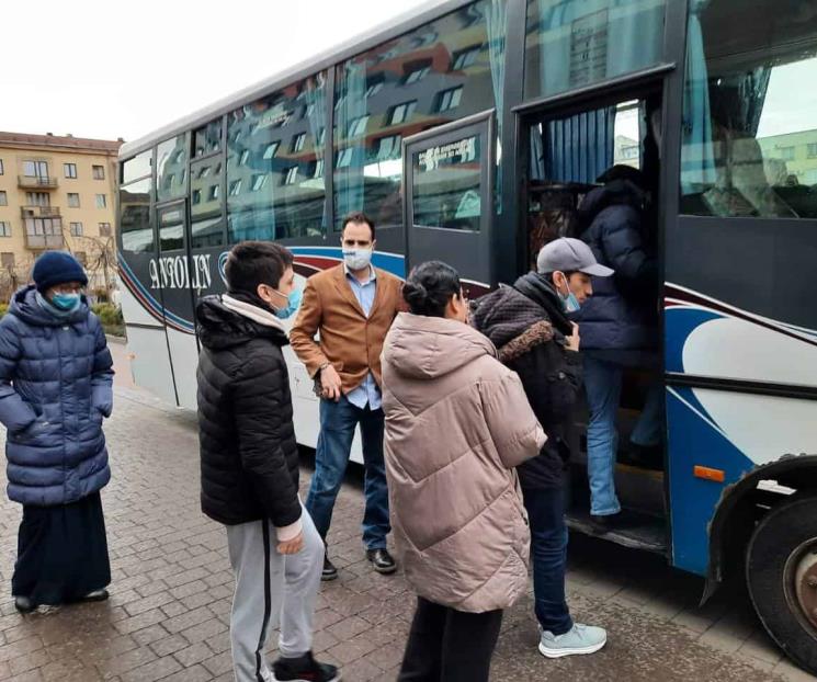 Llegan primeros 22 mexicanos a frontera de Ucrania Llegan primeros 22 mexicanos a frontera de Ucrania
