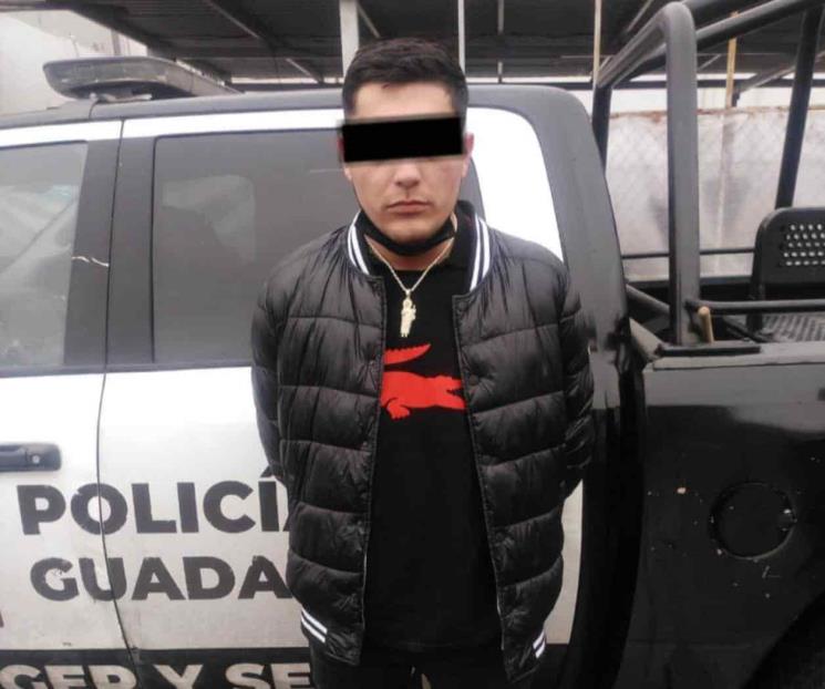 Cae pistolero con arma y uniforme oficial Cae pistolero con arma y uniforme oficial