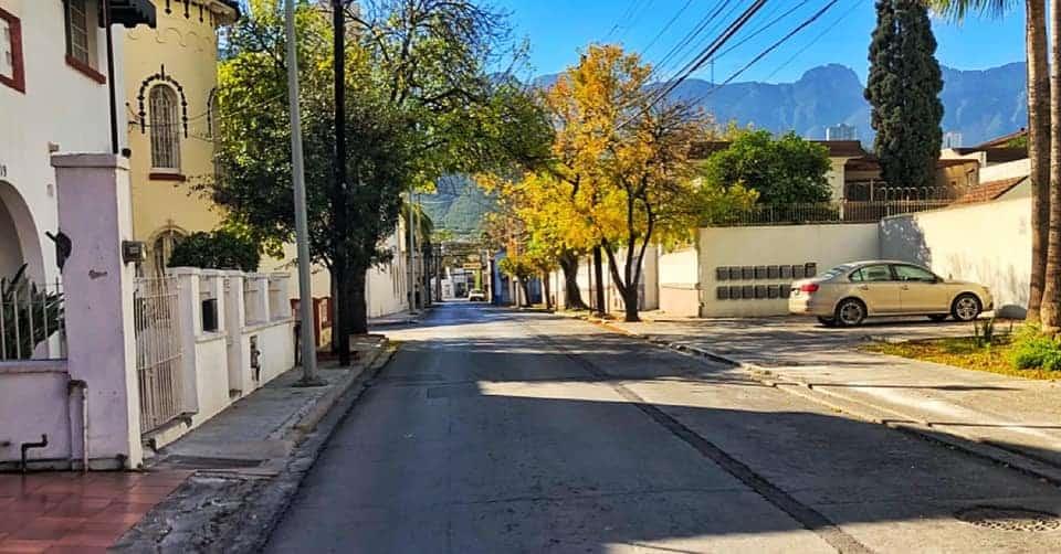 Carece Monterrey de banquetas adecuadas para caminar Carece Monterrey de banquetas adecuadas para caminar