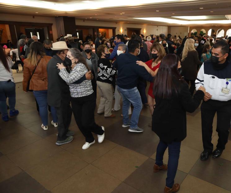 Organizan en SN baile masivo con adultos mayores