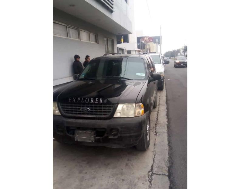 Maneja auto con placas apócrifas y es detenido
