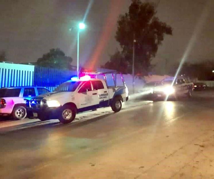 Balean a joven desde auto en marcha
