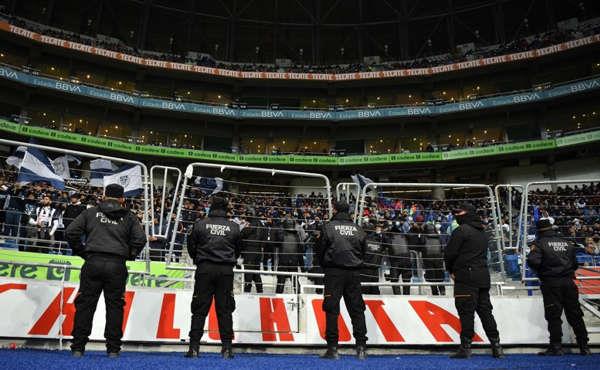 Rayados se blinda de su afición con vallas Rayados se blinda de su afición con vallas