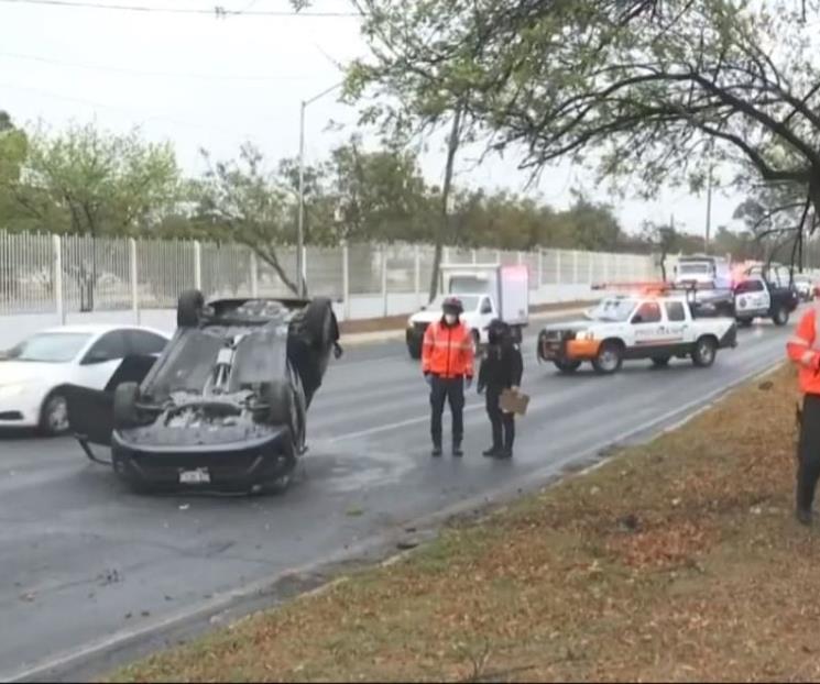 Resulta mujer herida al volcar su auto Resulta mujer herida al volcar su auto