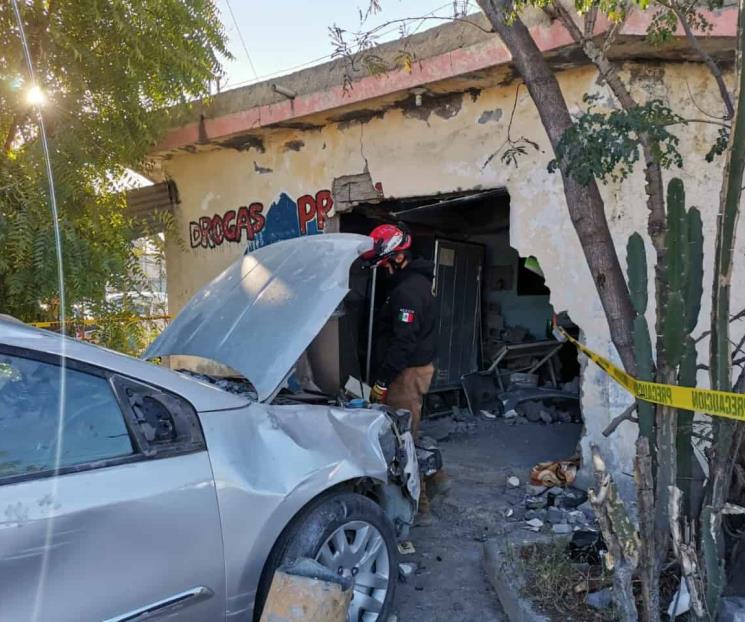 Choca auto y se estrella contra domicilio Choca auto y se estrella contra domicilio