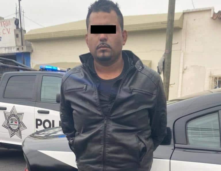 Lo detienen con camioneta y placas colgadas Lo detienen con camioneta y placas colgadas