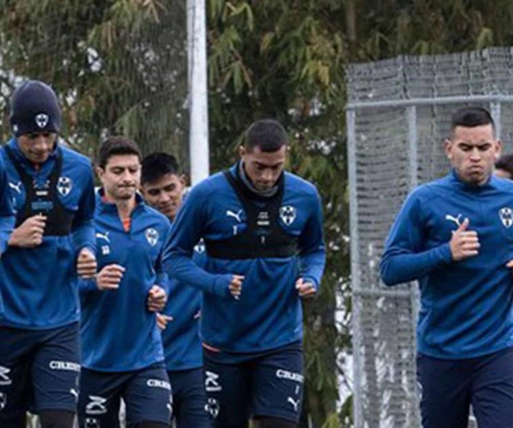 Entrenan ‘acéfalos’ Entrenan ‘acéfalos’