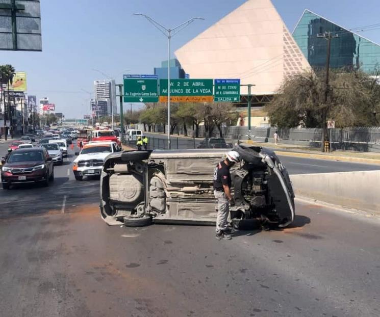 Choca y termina volcado