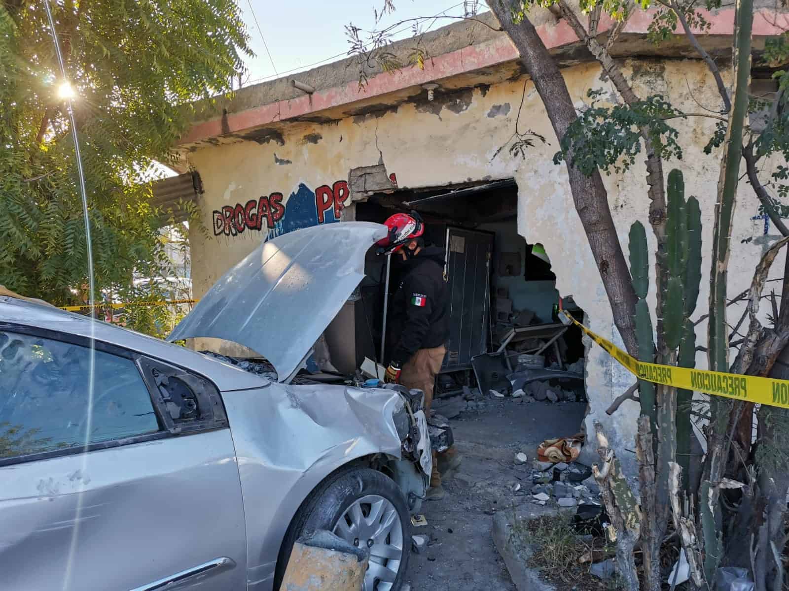 Luego de chocar contra un autobús, un vehículo se estrelló y derribó la entrada principal de un domicilio