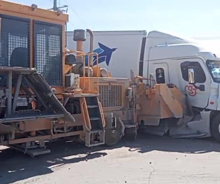 Choca tráiler con máquina en Linares