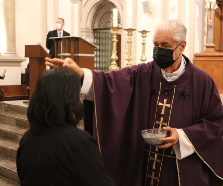 Acuden regios a la imposición de ceniza