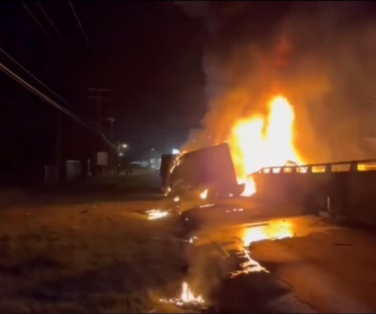 Se incendia tráiler en Allende
