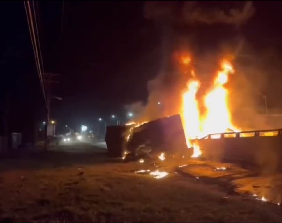 Un trailero se salvó de morir al salir a tiempo después de volcar su unidad