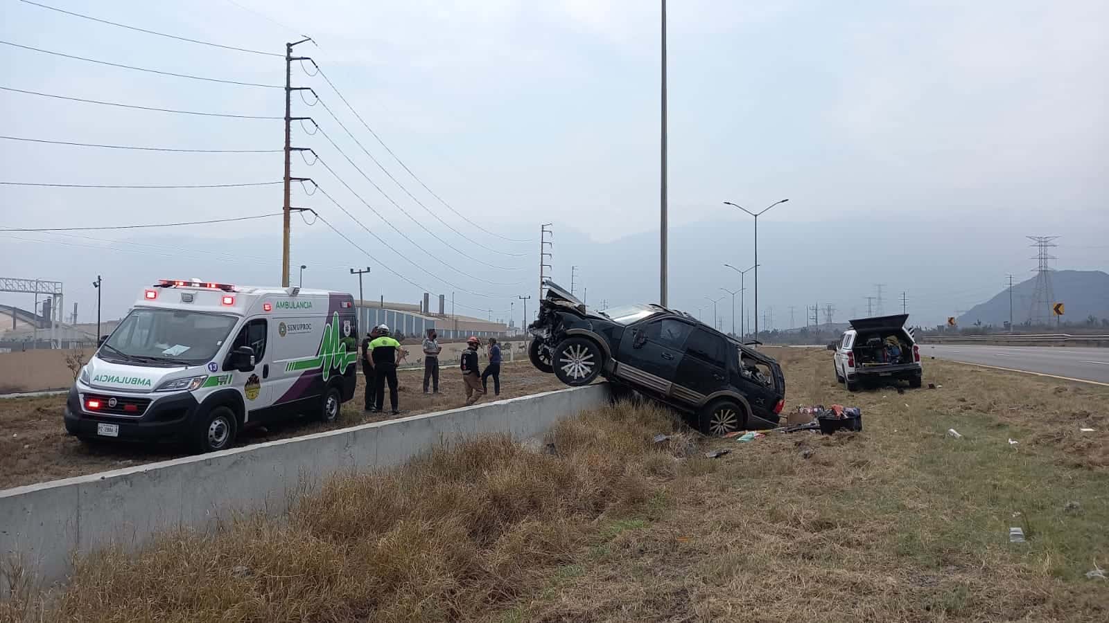 Tras ser chocada por alcance, una camioneta volcó. una pareja que viajaba en la unidad resultó lesionada