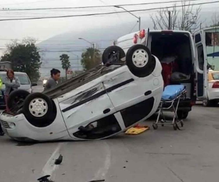 Volcadura deja dos menores lesionados en Escobedo