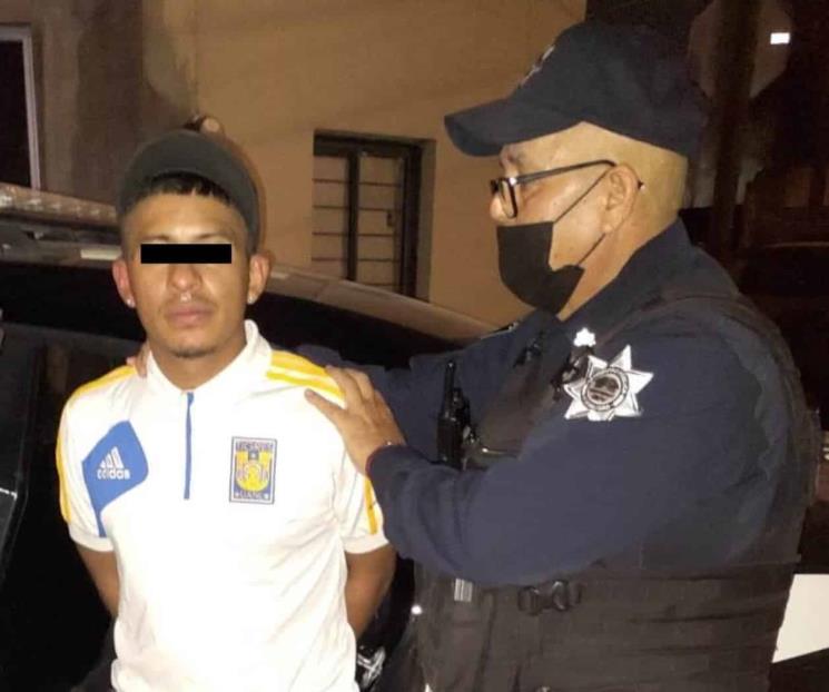 Causa daños a camioneta de vecino y es detenido