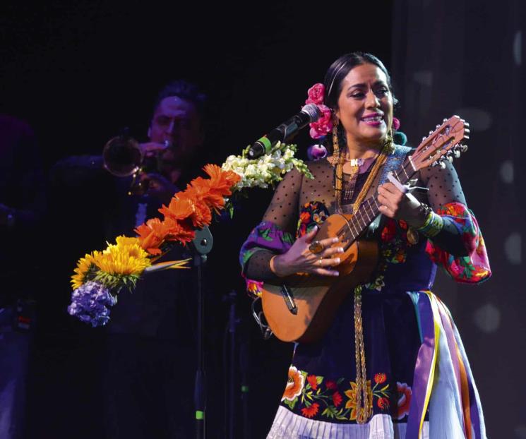 Lila Downs recibe reconocimiento como mujer ejemplo