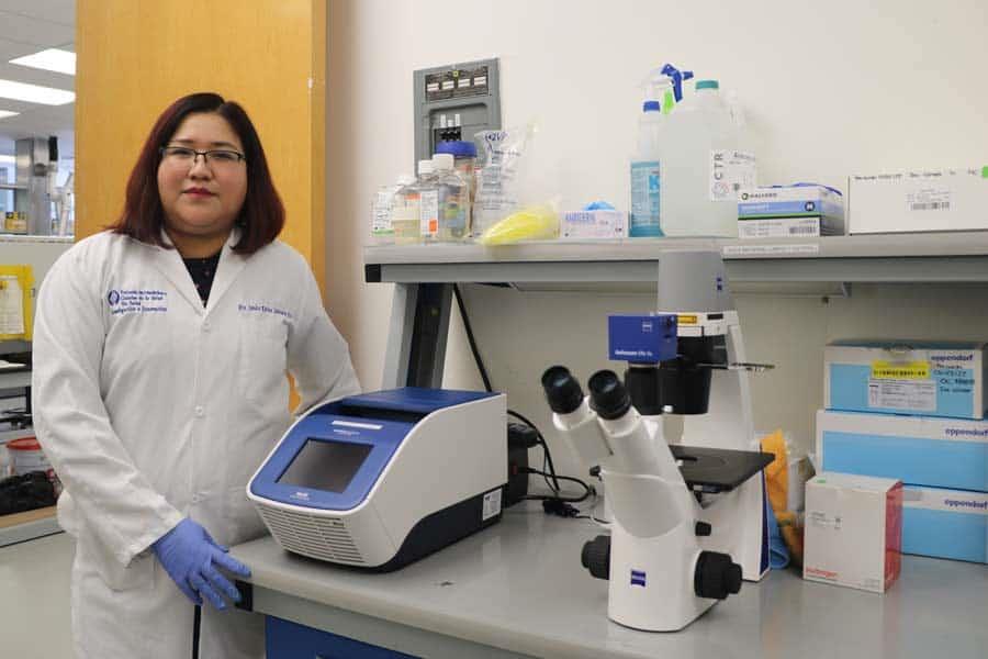 Científica estudia el cáncer de mama a nivel molecular