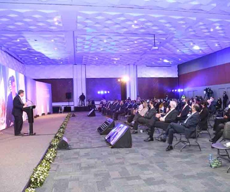 Entregan premio Rómulo Garza