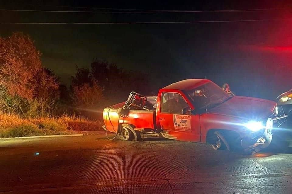 Un hombre destruyó por completo su camioneta, al estrellarse contra un muro