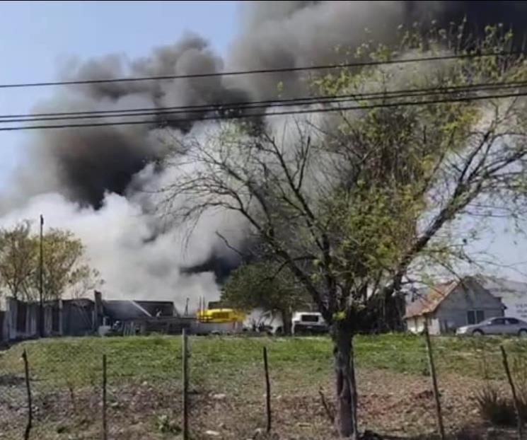 Arde fábrica de escobas